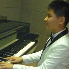 刘浩弹钢琴