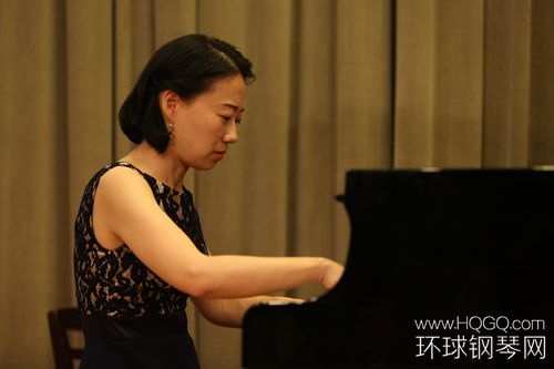  旅美钢琴家胡晓演奏《百鸟朝凤》